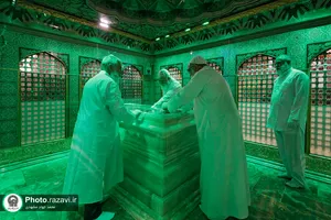 غبارروبی ضریح مطهر امام رضا علیه&zwnj;السلام