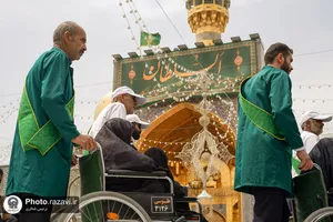 تشرف زائران سالمند به حرم مطهر رضوی