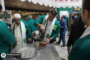 خدمت جمعی از ورزشکاران در چایخانه حضرت