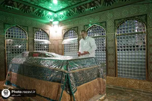 تصاویری از آیت الله شهید سید ابراهیم رئیسی در مراسم غبارروبی حرم مطهر رضوی