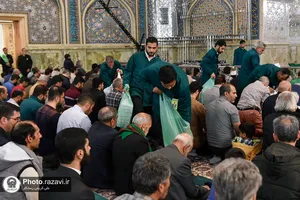 توزیع افطاری سبک در حرم مطهر رضوی-1
