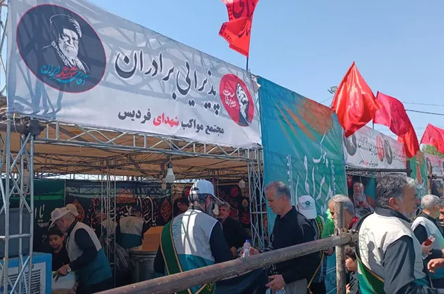 ۲۲۰ خادم‌یار فردیس در حال خدمت‌رسانی به زائران قائد شهید امت