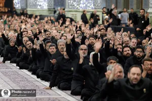 اهداء پرچم عزای حسینی به هیات های مذهبی در حرم مطهر رضوی