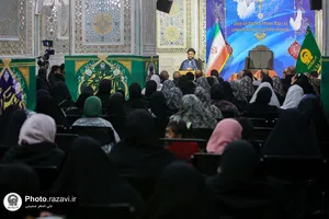 تشرف جمعی از زائرین غیر ایرانی به حرم مطهر رضوی