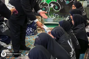 اهدا بسته&zwnj;های متبرک رضوی به دختران زائر امام رضا(علیه&zwnj;السلام)