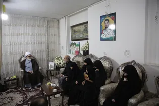 دیدار تولیت آستان قدس رضوی با خانواده آتش‌نشان فداکار مشهدی رضا فخریان