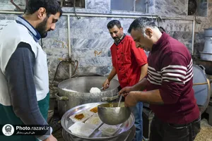 توزیع غذا میان نیازمندان اطراف حرم مطهر رضوی