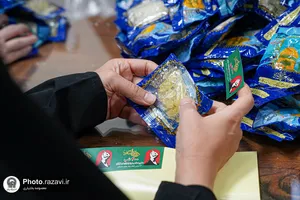 بسته بندی و توزیع تبرکات توسط خادمان رضوی در تجمعات مردمی