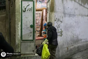 توزیع غذا میان کارتن&zwnj;خواب&zwnj;ها و نیازمندان اطراف حرم مطهر رضوی