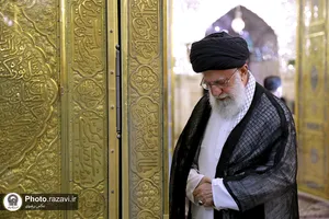 تصاویری از رهبر شهید انقلاب در مراسم غبارروبی حرم مطهر رضوی