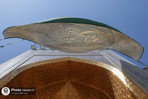 نصب کتیبه غدیریه در حرم مطهر رضوی