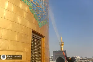 شستشوی گنبد حرم مطهر امام رضا علیه&zwnj;السلام