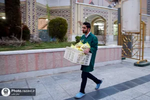 توزیع افطاری در باب&zwnj;الکاظم حرم مطهر رضوی