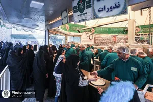 توزیع فالوده در چایخانه حرم مطهر رضوی