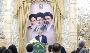 دکتر حداد عادل در مراسم تجلیل از نخبگان علمی کشور در حرم مطهر رضوی: 
نخبگان علمی باید خود را وقف پیشرفت ایران کنند
دشمن به دنبال گرفتن دین و دانش نخبگان ملت ایران است