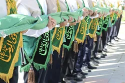 آسمان اراک معطر به نام امام رضا(ع)؛ پرچم رضوی بر فراز پارک ملت به اهتزاز درآمد/ گزارش تصویری