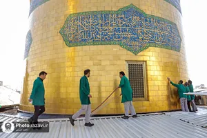 شستشوی گنبد مطهر رضوی در آستانه شهادت حضرت رضا(علیه&zwnj;السلام)