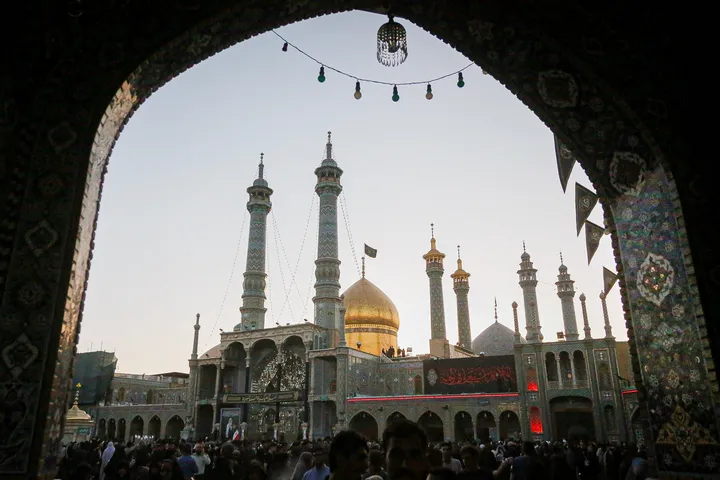 آیین تعویض پرچم حرم حضرت معصومه سلام‌الله علیها