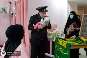 اهداء هدیه به فرزندان تازه متولد شده توسط خدام حرم مطهر رضوی