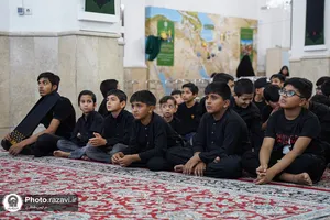 عزاداری نوجوانان اردو زبان در حرم مطهر رضوی