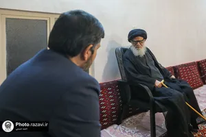 اهداء مصحف مشهد رضوی به آیت الله مرتضوی