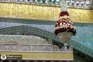 تعویض گل&zwnj;های ضریح مطهر به مناسبت ولادت جوادالائمه علیه السلام
