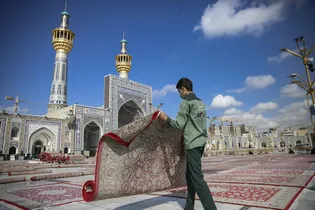 عکس با کیفیت : خدمت فرش در حرم مطهر رضوی