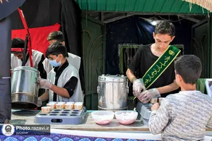 پذیرایی دانش&zwnj;آموزان دبیرستان امام رضا(علیه&zwnj;السلام) واحد چناران از زائرین پیاده دهه آخر صفر