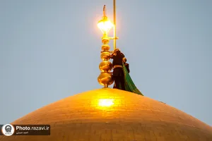 تعویض پرچم گنبد مطهر امام رضا(علیه&zwnj;السلام) به مناسبت آغاز ماه ربیع&zwnj;الاول
