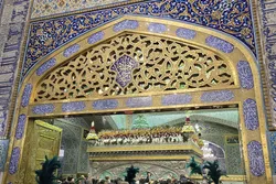 گل آرایی ضریح مطهر رضوی در شب نیمه شعبان