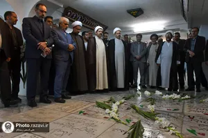 غبارروبی مزار شهدای مدفون در حرم مطهر رضوی
