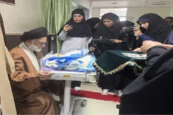 اجرای سنت اذان‌گویی در گوش نوزادان با حضور خادمان حرم مطهر رضوی در بیمارستان موسی‌بن‌جعفر (ع)