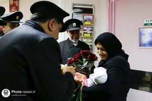 اهداء هدیه به فرزندان تازه متولد شده توسط خدام حرم مطهر رضوی