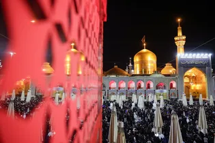 حرم مطهر رضوی در شام شهادت امام رضا علیه‌السلام