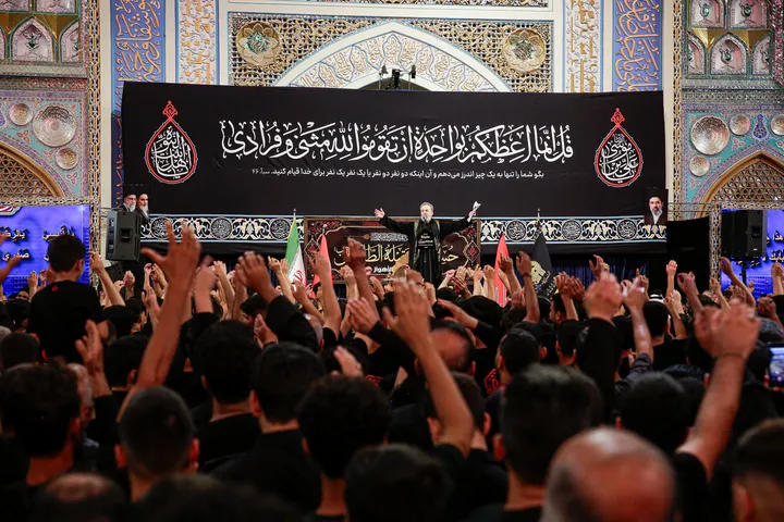 عزاداری زائران عرب‌زبان در حرم مطهر رضوی