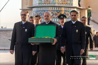 مراسم تبديل راية القبة وكسوة ضريح الإمام الرضا (عليه السلام)