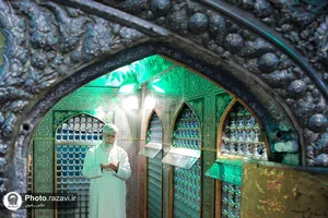 تصاویری از رهبر شهید انقلاب در مراسم غبارروبی حرم مطهر رضوی