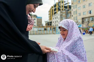 اهدا بسته&zwnj;های متبرک رضوی به دختران زائر امام رضا(علیه&zwnj;السلام)