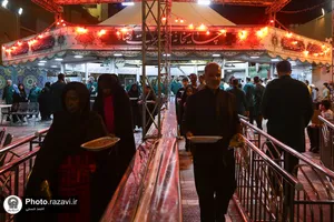 توزیع شله در چایخانه حرم مطهر رضوی