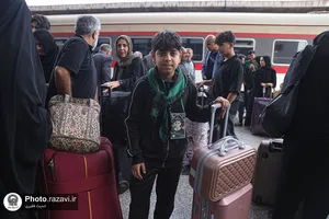 استقبال از خانواده شهدا و مجروحان لامرد در ایستگاه راه آهن مشهد