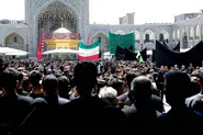 زائران حرم رضوی در عزای غریب‌الغربا، سوگمندانه اشک ماتم ریختند