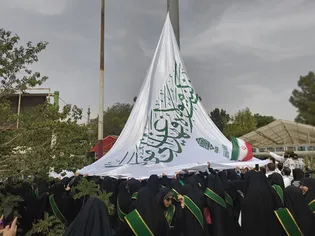 اهتزاز بیرق علوی در گلزار شهدای علی‌بن‌جعفر قم