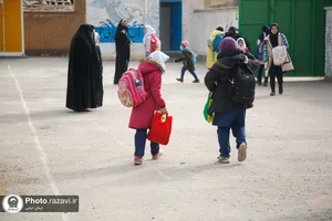 اهدا ۴٠٠ بسته میوه به دانش&zwnj;آموزان حاشیه شهر مشهد