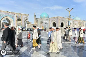 تشرف زائران اندونزیایی به حرم مطهر رضوی