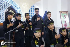 عزاداری نوجوانان اردو زبان در حرم مطهر رضوی