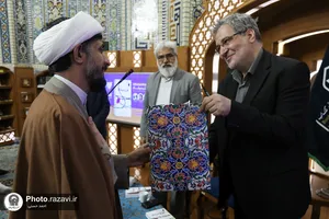 نقد و بررسی کتاب &laquo;خار و میخک&raquo;