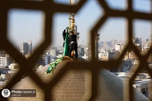 آیین تعویض پرچم حرم امام رضا علیه&zwnj;السلام در آستانه ماه ربیع&zwnj;الاول