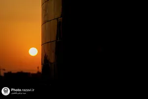  تعویض پرچم و نصب کتیبه&zwnj;های شهادت امام حسن عسکری علیه&zwnj;السلام در حرم مطهر رضوی 