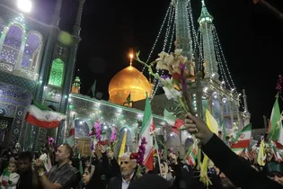 گلباران حرم حضرت معصومه(س) توسط خادمیاران رضوی قم/ گزارش تصویری