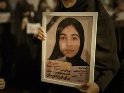 استقبال باشکوه خادمیاران رضوی سیرجان از کاروان خانواده‌های شهدای دانش‌آموز میناب در ایستگاه راه‌آهن سیرجان/ گزارش تصویری